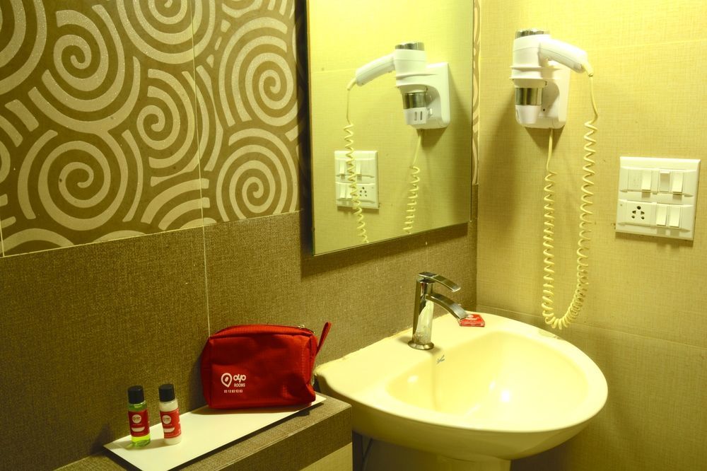 Oyo Premium Santacruz Station Hotel Bombaj